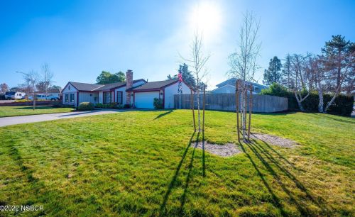 1204 Village Ct, Santa Maria, CA 93455-4032