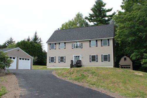 8 Roy St, Raymond, NH 03077-1244