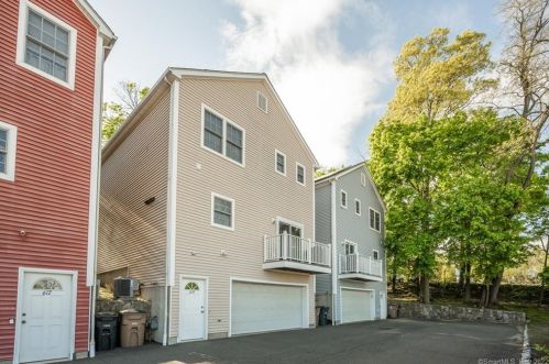 619 Hope St, Stamford, CT 06907-2711