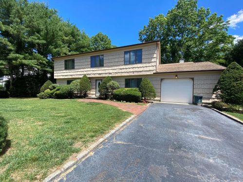 18 Stonehurst Ln, Huntington Station NY  11746-7932 exterior