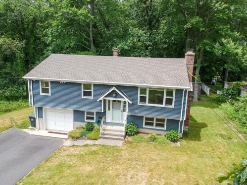 7 Dell Dr, Uncasville, CT 06382-1421