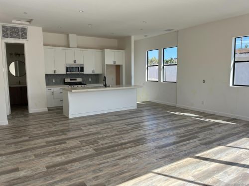 256 B Ave, San Diego CA  92118-1954 exterior