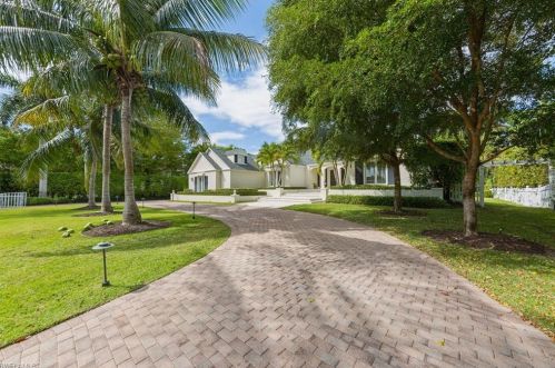 2700 Treasure Ln, Naples, FL 34102-7754