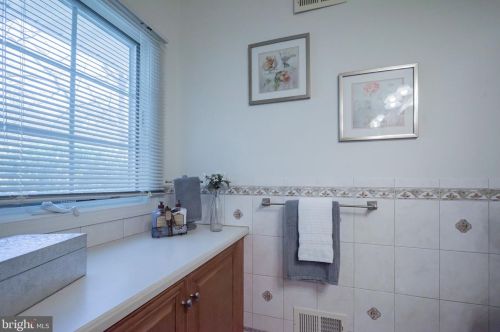 1912 Beechwood Dr, Wilmington DE  19810-4359 exterior