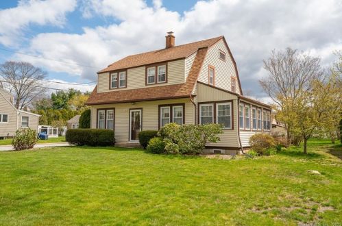 255 Niantic River Rd, Waterford, CT 06385-1532