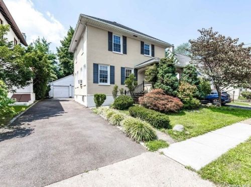 33 Cherry St, Muttontown, NY 11545-1803