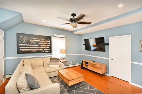 48 Lake St, North Lindenhurst NY  11757-5815 exterior