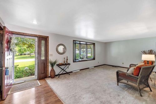 151 Parkside Ct, Green Bay, WI 54313-6216
