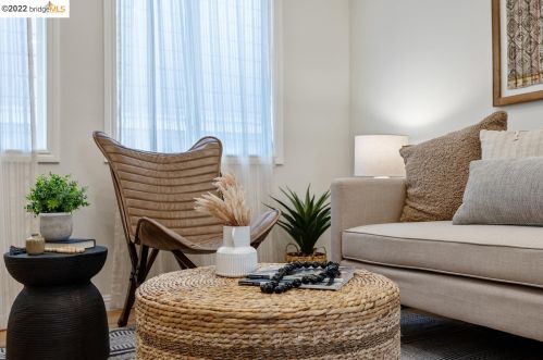 5937 Fremont St, Oakland CA 94608-2217 exterior