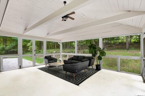 164 Westchester Ave, Scotts Corners NY  10576-1705 exterior