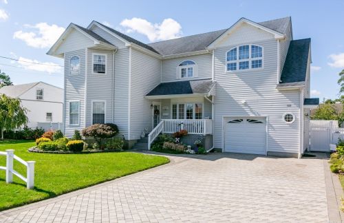423 4th St, North Lindenhurst, NY 11757-1431