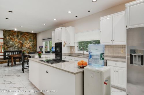 515 Seven Bridges Rd, Little Silver NJ  07739-1742 exterior