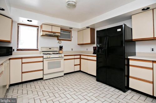 340 Austin Ave, Barrington, NJ 08007-1001