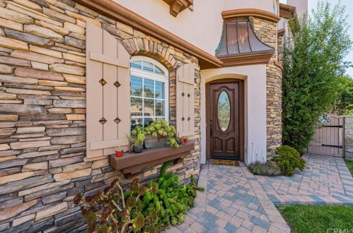 105 Kingfisher Ct, Long Beach, CA 90803-4837