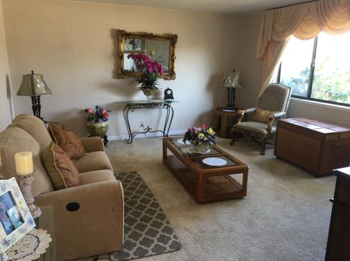 831 Apricot Ln, Hollister, CA 95023-4564