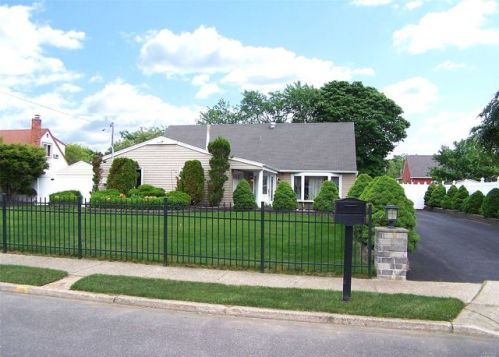 11 Birchdale Dr, Holbrook, NY 11741-5903