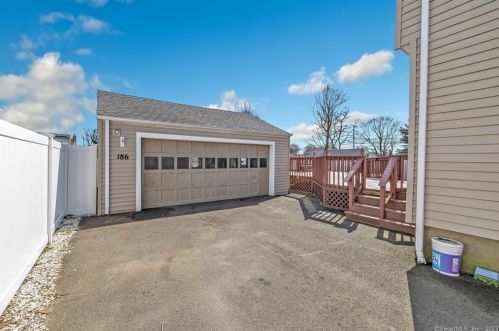 186 Margherita Lawn, Stratford CT  06615-7546 exterior