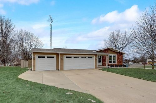 242 Woodland Ct, Lake Mills, WI 53551-1840