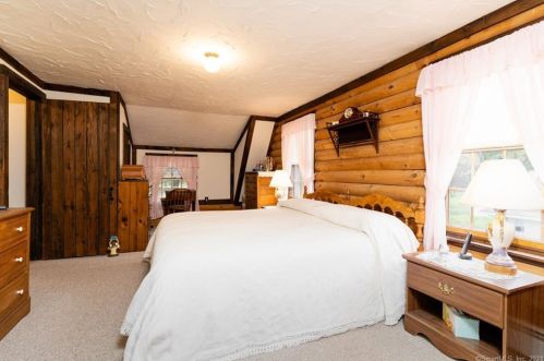 63 Red Oak Hill Rd, Farmington CT  06032-2201 exterior