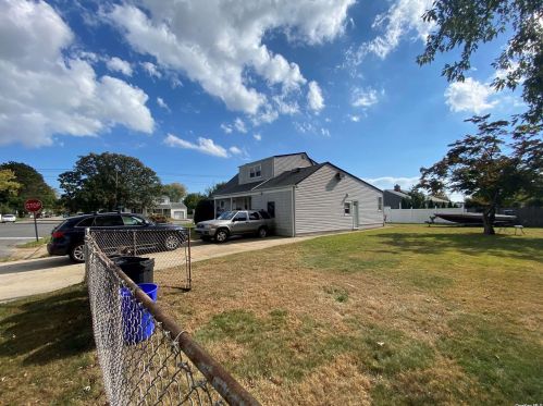 385 46th St, North Lindenhurst, NY 11757-1916