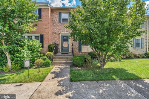 2827 Flagmaker Dr, Falls Church VA  22042-2204 exterior