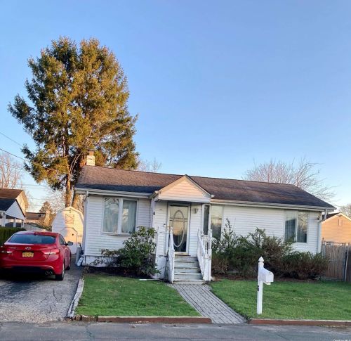 6 Liberty St, Deer Park, NY 11729-2006