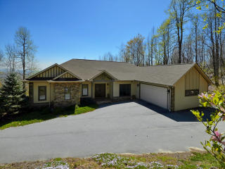 407 Gateway Dr, Hendersonville NC  28739-8170 exterior