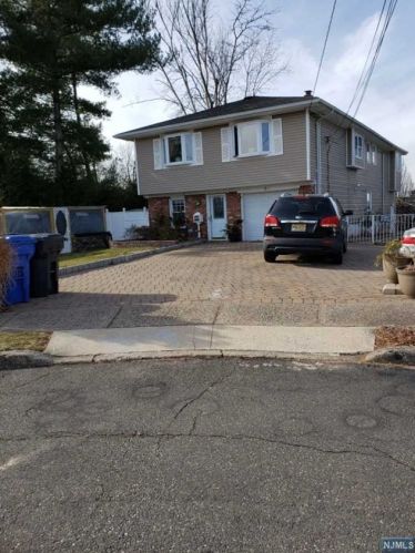 94 Lake Ct, Englewood, NJ 07631-4911