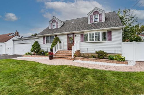 573 5th St, North Lindenhurst, NY 11757-4628