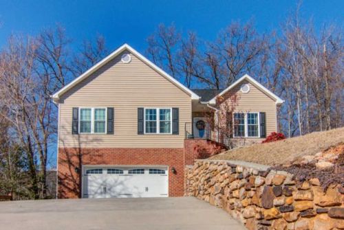 1843 Carleton Dr, Salem, VA 24153-1766