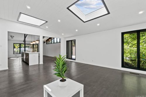 74 Greenwood Ln, White Plains NY  10607-1020 exterior