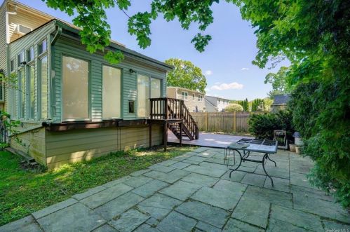 15 Ridgeway, White Plains NY  10605-3706 exterior