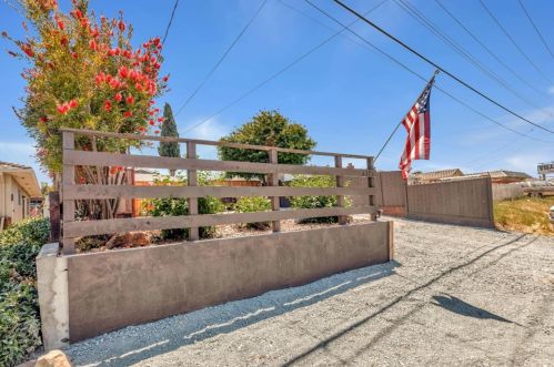 1371 Hillcrest Rd, Hollister, CA 95023-5172