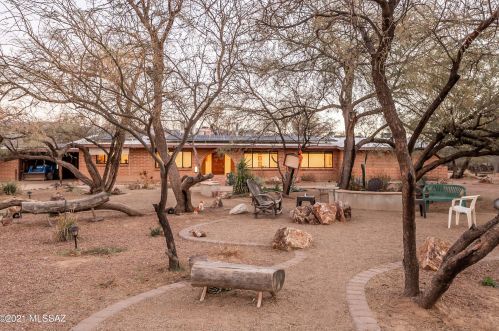 9035 Woodland Rd, Tucson, AZ 85749-8143