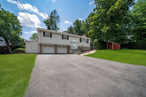 8 Pinewood Dr, Webster, MA 01570-3120