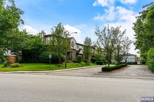 60 Canterbury Ln, N Milford NJ  07646-3262 exterior