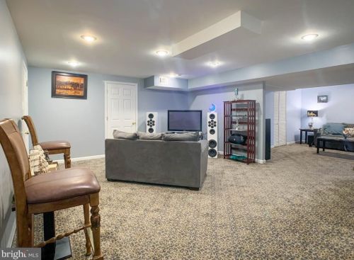 32 Sunrise Ct, Southampton PA 18966-1981 exterior