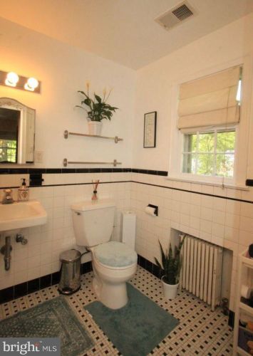 912 Hillwood Ave, Falls Church VA  22042-2421 exterior