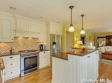 88 Tallmadge Trl, Miller Place, NY 11764-2326