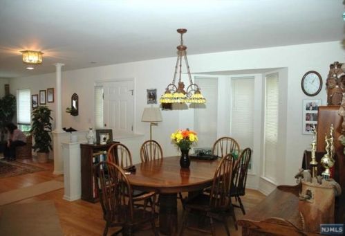 561 Adirondack Ct, Mahwah NJ  07430-2741 exterior