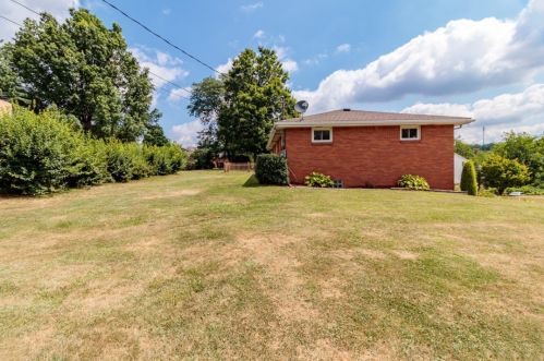 1520 Larkspur Dr, Finleyville PA  exterior