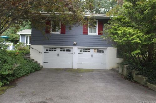 84 Columbine Dr, Bridgeport CT  06611-4601 exterior