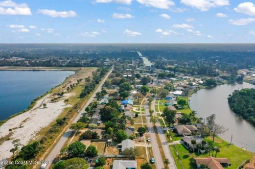 955 Schumann Dr, Sebastian FL  32958-5331 exterior