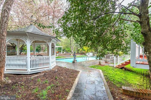 10108 Nedra Dr, Great Falls VA  22066-2835 exterior