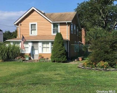 32 Senix Ave, Center Moriches, NY 11934-2905