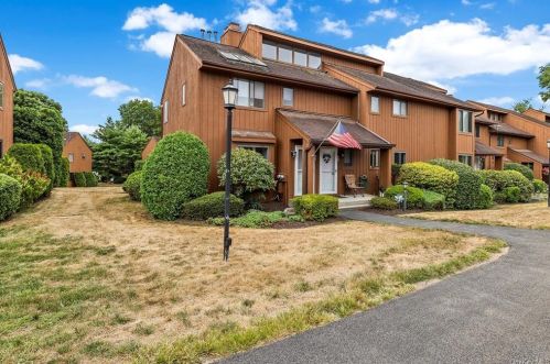 71 Old Farm Ln, Mohegan Lake, NY 10547-1258