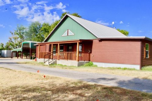 821 Saunders St, Trenton, TX 75490-3704