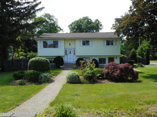 211 Old Haverstraw Rd, Congers, NY 10920-1211