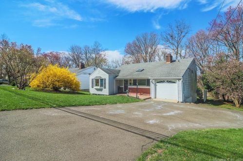131 Wood Ridge Dr, Stamford, CT 06905-2623