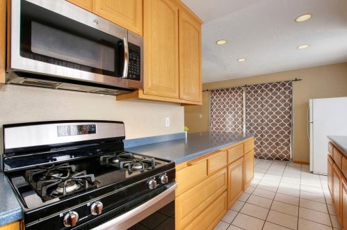 8974 El Oro Plaza Dr, Elk Grove CA 95624-2613 exterior